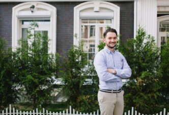 atractiva-chica-rubia-falda-tul-divirtiendose-escaleras-ella-esta-sonriendo_197531-617